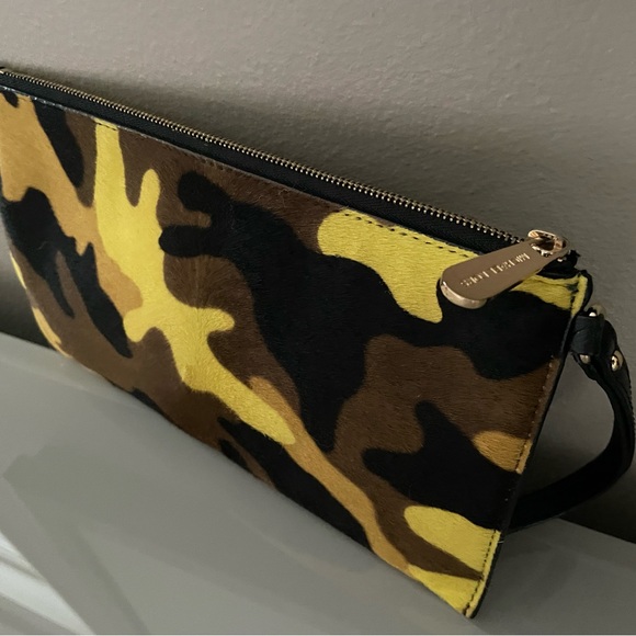Michael Kors wristlet. Cowhide material. Excellent Used Condition. Used once. - Picture 2 of 5